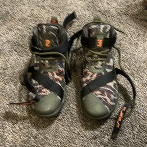 Lebron James Solider 9 shoes. Size 7.5